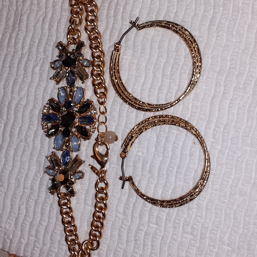 Avon Goldtone Earring and Bracelet Set. - Picture 4 of 5